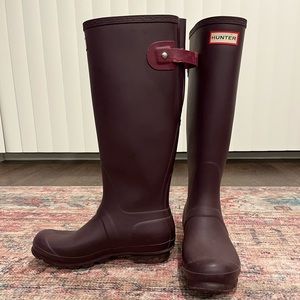 Size 7 HUNTER rain boots.